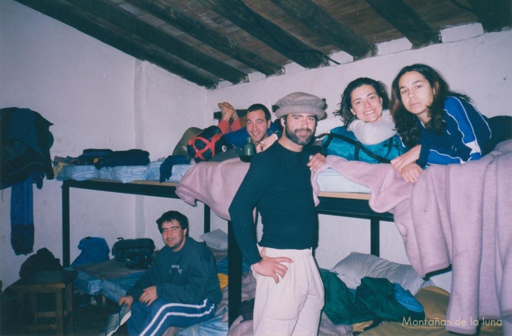 De izquierda a derecha: Joaquín, Miguel Ángel, Manolet, Sara y Patri en el Refugio Postero Alto. Habitación Lobos